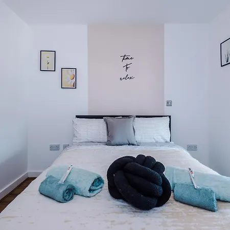 Elegant 2br Flat Near Northern Quarter شقة