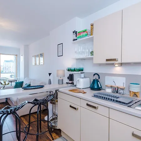 Elegant 2br Flat Near Northern Quarter شقة