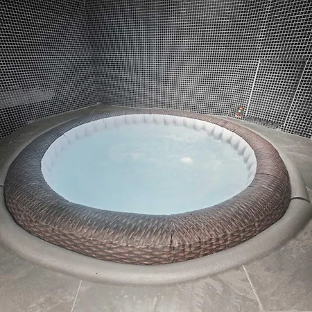 Centre With Hot Tub By Superhost マンチェスター