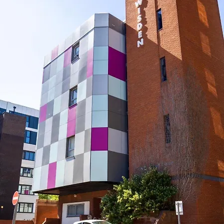 Luxury And Cosy Near Old Trafford M16 ,free Private Parking,fast Wi-fi,self Check-in Anytime Perfect For Late Arrivals, 5 Minutes To Old Trafford Stadium Lägenhet *