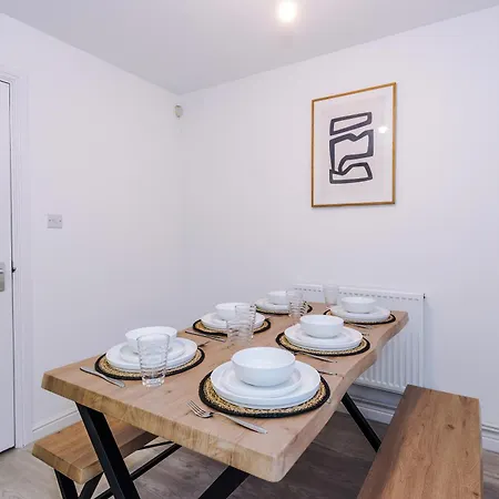 Modern 3 Bedroom - Driveway Parking For 2 Vehicles, Close To Centre *