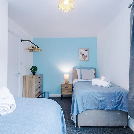 Modern 3 Bedroom - Driveway Parking For 2 Vehicles, Close To Centre Ferienhaus *