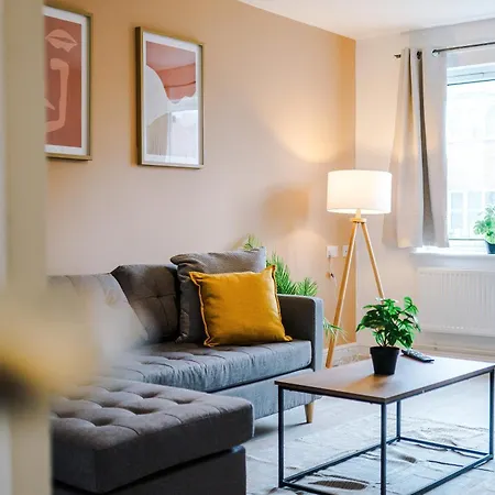 Modern 3 Bedroom - Driveway Parking For 2 Vehicles, Close To Centre