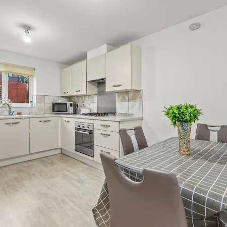 Modern 4 Bedroom Detached House 66cl