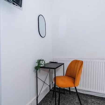 Ferienhaus New! Modern 3-bed House, Free Parking, Fast Wi-fi & Easy Access *