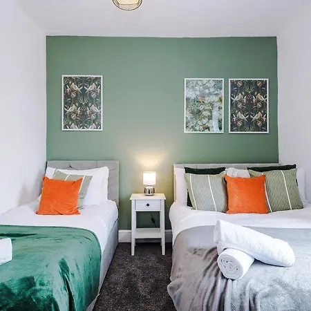 Ferienhaus New! Modern 3-bed House, Free Parking, Fast Wi-fi & Easy Access Manchester