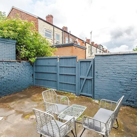 New! Modern 3-bed House, Free Parking, Fast Wi-fi & Easy Access * Манчестер