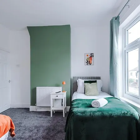 New! Modern 3-bed House, Free Parking, Fast Wi-fi & Easy Access Дом отдыха Манчестер