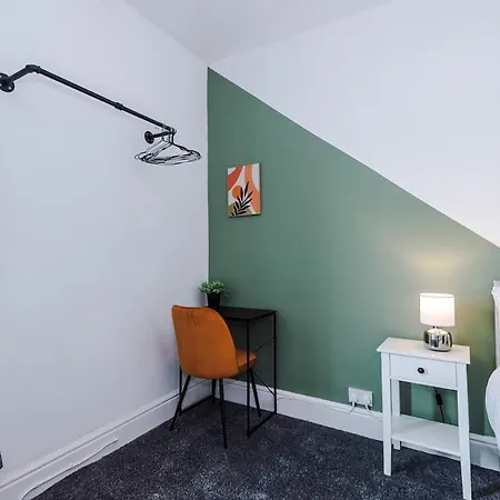 New! Modern 3-bed House, Free Parking, Fast Wi-fi & Easy Access Дом отдыха *