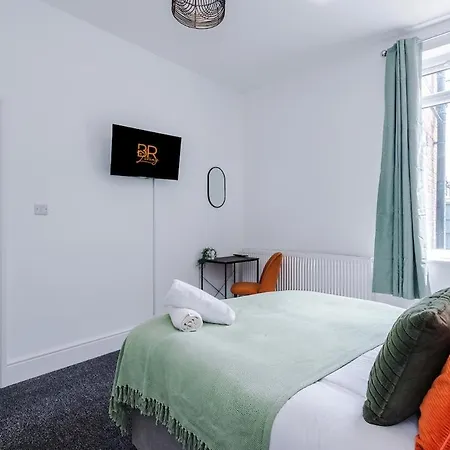 Ferienhaus New! Modern 3-bed House, Free Parking, Fast Wi-fi & Easy Access *