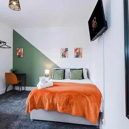 New! Modern 3-bed House, Free Parking, Fast Wi-fi & Easy Access Дом отдыха Манчестер