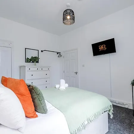 Дом отдыха New! Modern 3-bed House, Free Parking, Fast Wi-fi & Easy Access Манчестер