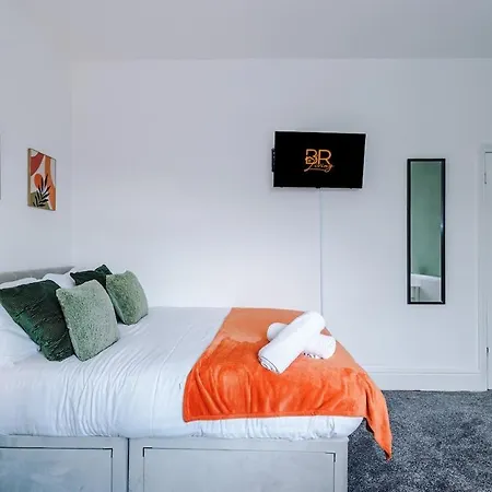 New! Modern 3-bed House, Free Parking, Fast Wi-fi & Easy Access * Манчестер