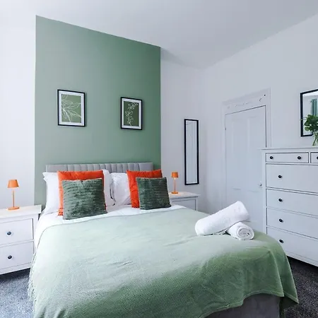 New! Modern 3-bed House, Free Parking, Fast Wi-fi & Easy Access Дом отдыха *