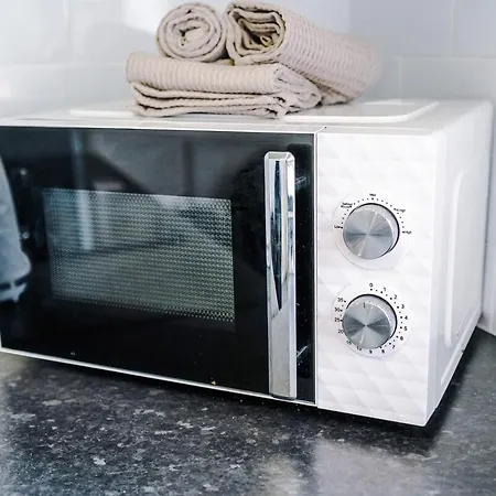 New! Modern 3-bed House, Free Parking, Fast Wi-fi & Easy Access *