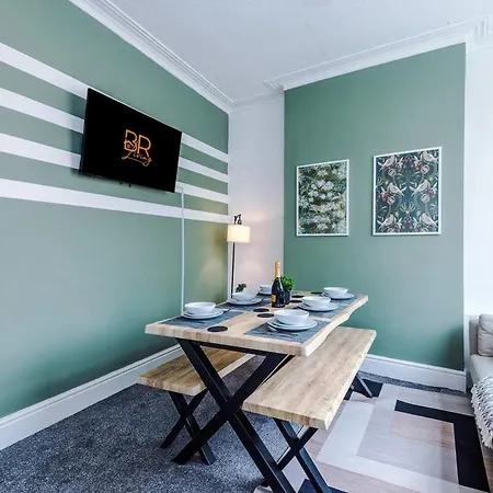 New! Modern 3-bed House, Free Parking, Fast Wi-fi & Easy Access Манчестер