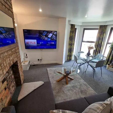 2 Bed Didsbury Flat Sleeps 6 Free Parking *