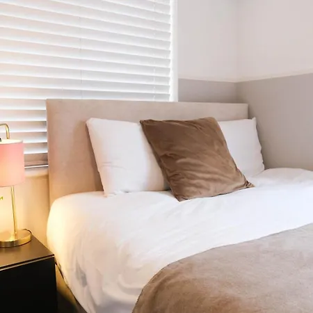 New Near Etihad & Coop Live Semesterbostad