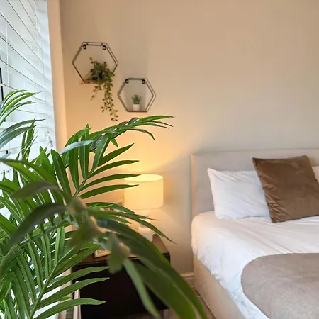 Semesterbostad New Near Etihad & Coop Live *