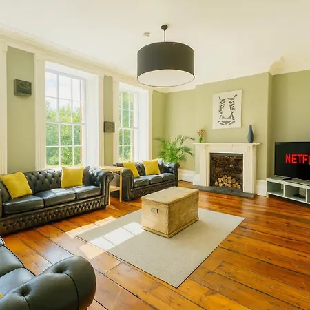 Manchesters Ultimate House - Hot Tub - Sleeps 23! Holiday home *