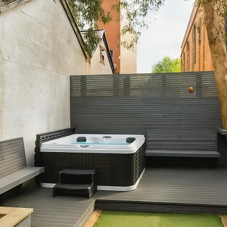 Manchesters Ultimate House - Hot Tub - Sleeps 23! *