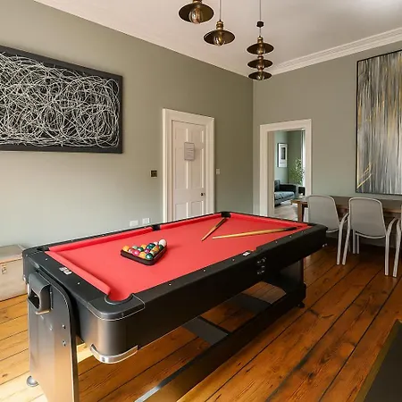 Dom wakacyjny Manchesters Ultimate House - Hot Tub - Sleeps 22! Manchester