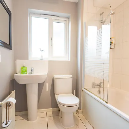 Cheerful 4-bedroom House With Multiple Car Parking Feriehus Manchester