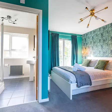 Feriehus Cheerful 4-bedroom House With Multiple Car Parking