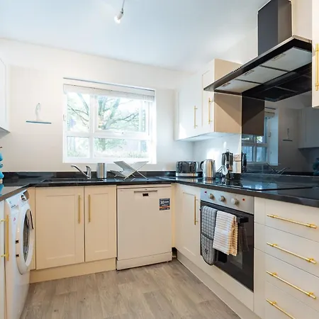 Feriehus Cheerful 4-bedroom House With Multiple Car Parking