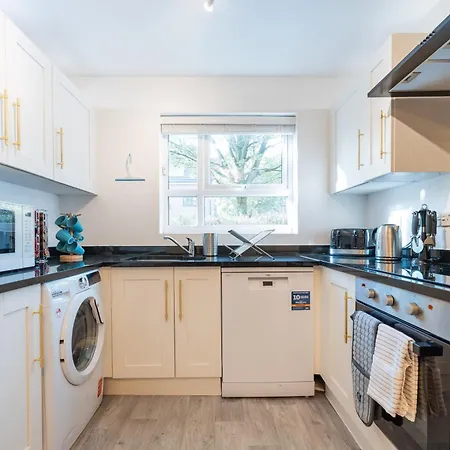 Feriehus Cheerful 4-bedroom House With Multiple Car Parking Manchester