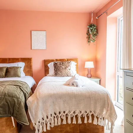 Modern House 2 Bedroom 5 Beds Дом отдыха Манчестер