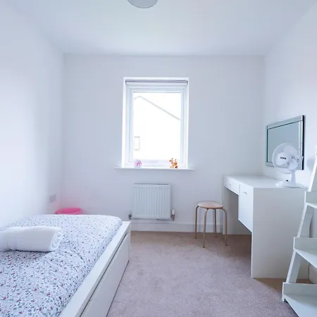 4-bedroom New House Near Centre * Manchester