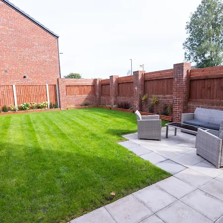 4-bedroom New House Near Centre Nyaraló Manchester