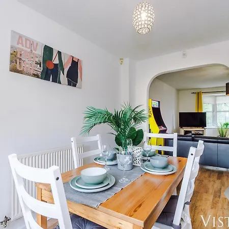 Semesterbostad Cosy 3bdr House By Vista Short Lets & Serviced With Ps4 And Parking *