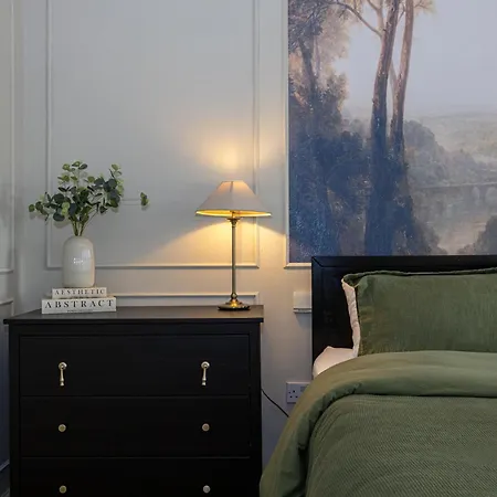 Luxury Spacious 3-bed Oasis Just 10 Mins From Centre With Free Parking