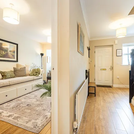 Luxury Spacious 3-bed Oasis Just 10 Mins From Centre With Free Parking *