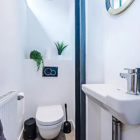 Stunning 3br Townhouse, Terrace, Games, Free Parking *