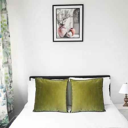 Spacious 3br Near Etihad And Coop Live - Free Parking!