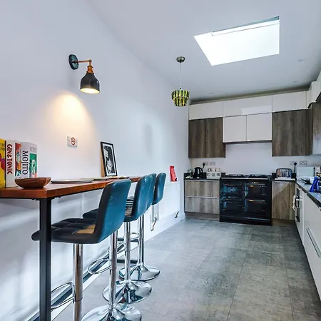 Stunning 3br Townhouse, Terrace, Games, Free Parking