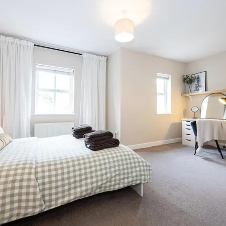 Luxury Spacious 3-bed Oasis Just 10 Mins From Centre With Free Parking