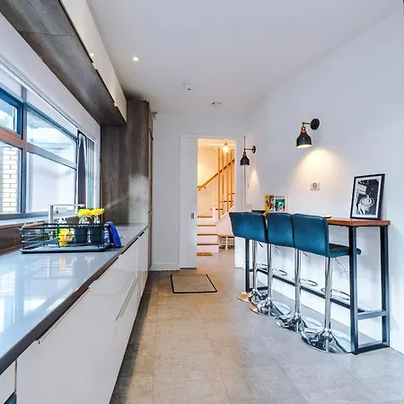 Stunning 3br Townhouse, Terrace, Games, Free Parking 別荘 マンチェスター