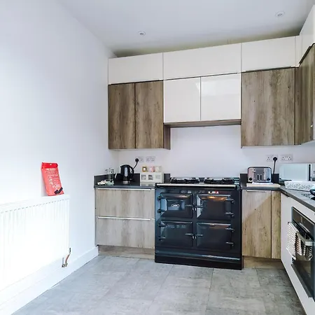 Stunning 3br Townhouse, Terrace, Games, Free Parking *