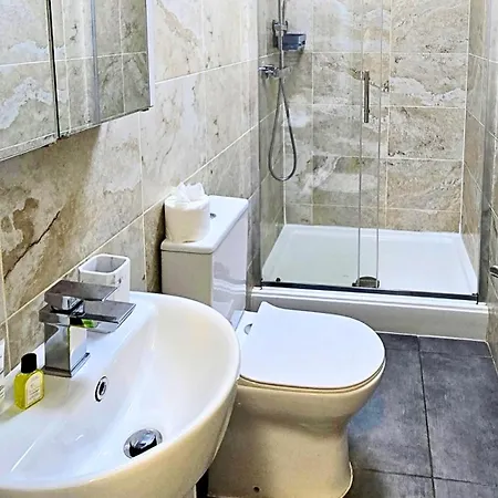 Stylish 1br Executive Bury With Kitchen And Wifi مانشستر