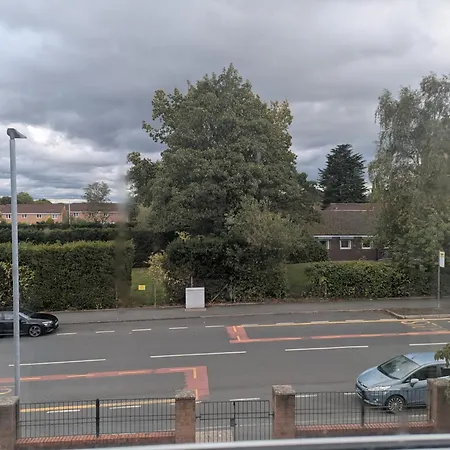 Comfortable And Peaceful 2 Bedroom Flat With Shared Bathroom And Kitchen Close To Airport