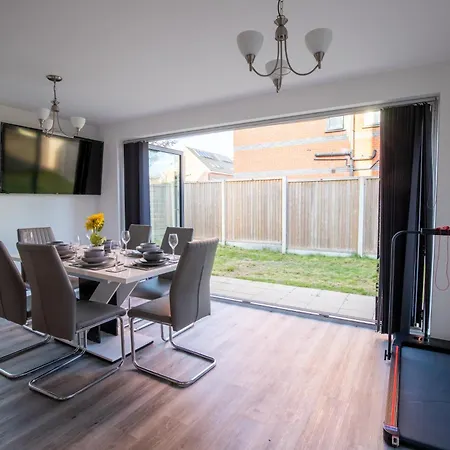 Luxury Deluxe - 4 Bedrooms - 6 Beds - 10 Guests - Private Parking - Contractors Welcome - Trafford Stretford * Манчестер