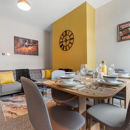 Stylish 3-bedroom 14mins To Co-op Live Arena