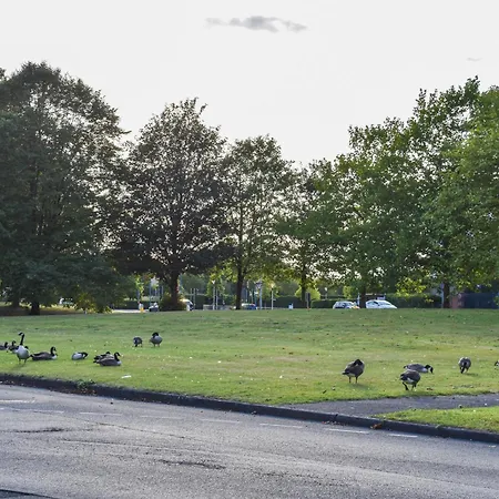 New 3 Bedroom Stylish With Drive & Garden Mánchester