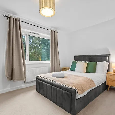 Holiday home 3 Bedroom House With 5 Beds And Parking 18lw *