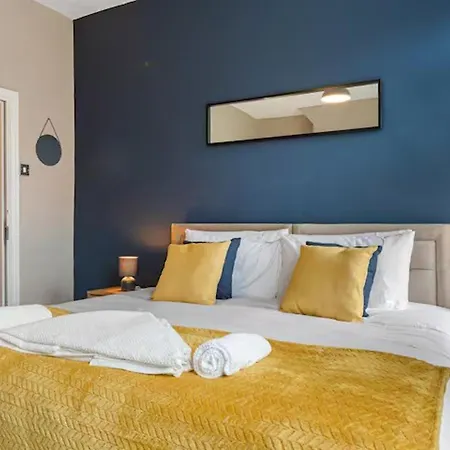Dom wakacyjny Stylish 3-bedroom 14mins To Co-op Live Arena Manchester