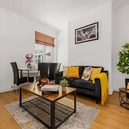 Bright And Cosy 3-bedroom Near - Free Parking - Sleeps 6